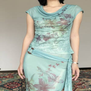 بلوزات كلاسيكية رفيعة مطبوعة برقبة دائرية وأكمام قصيرة للسيدات + Y2k تنانير ضيقة بخصر نحيف 2025 طقم صيفي جديد مكون من قطعتين