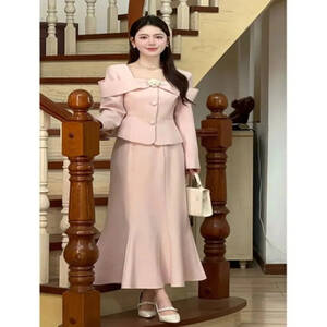بدلة نسائية بأكمام طويلة أحادية اللون ، ياقة مربعة ، أزرار زهور ، جاكيت علوي ، تنورة ذيل السمكة ، موضة وردية ، جديدة ، مجموعتان