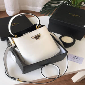 شنطة نسائية من ماركة برادا PRADA