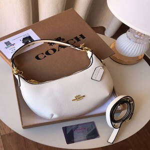 شنطة نسائية من ماركة كوتش COACH