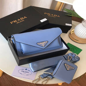 شنطة نسائية من ماركة برادا PRADA