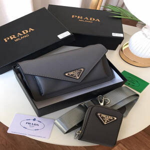 شنطة نسائية من ماركة برادا PRADA