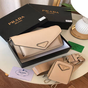 شنطة نسائية من ماركة برادا PRADA